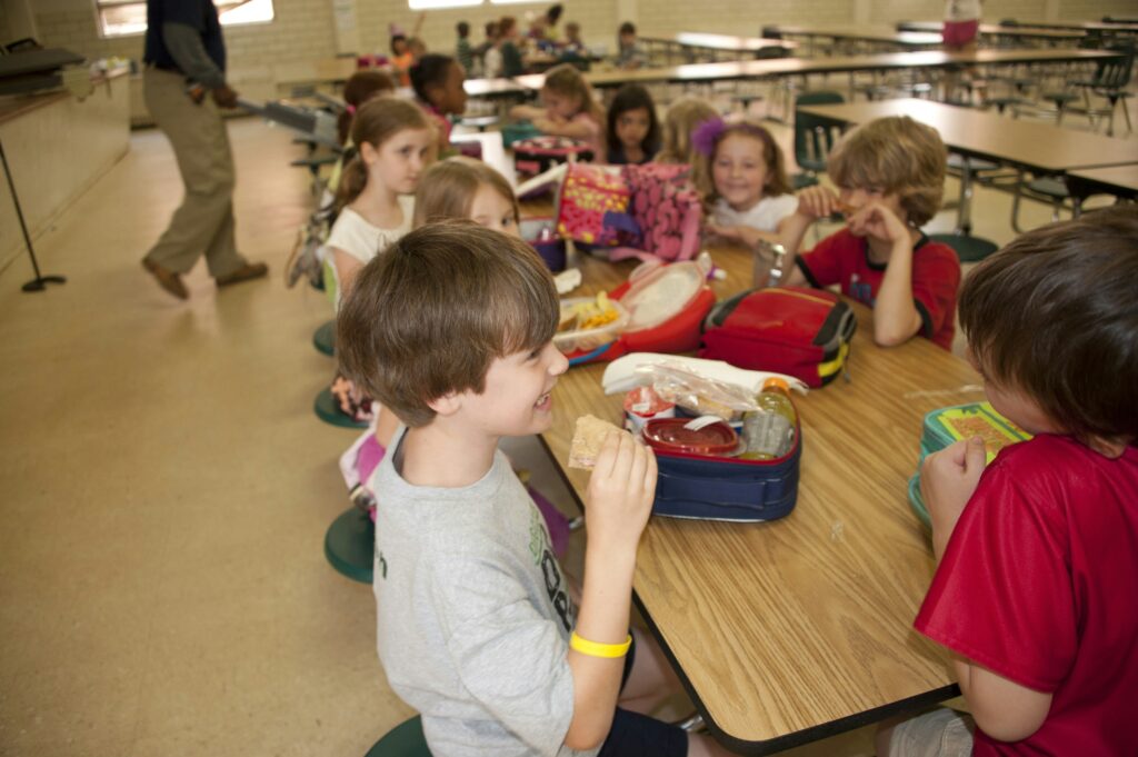 Elementary students eating lunch at school 